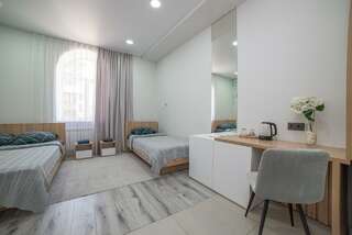 Гостиница Татьяна Екатеринбург Номер стандарт улучшенный с 1 односпальной и 1 двуспальной кроватью-7