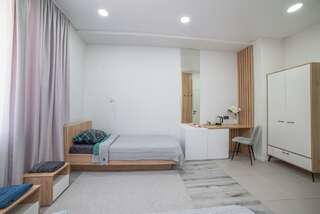 Гостиница Татьяна Екатеринбург Номер стандарт улучшенный с 1 односпальной и 1 двуспальной кроватью-6